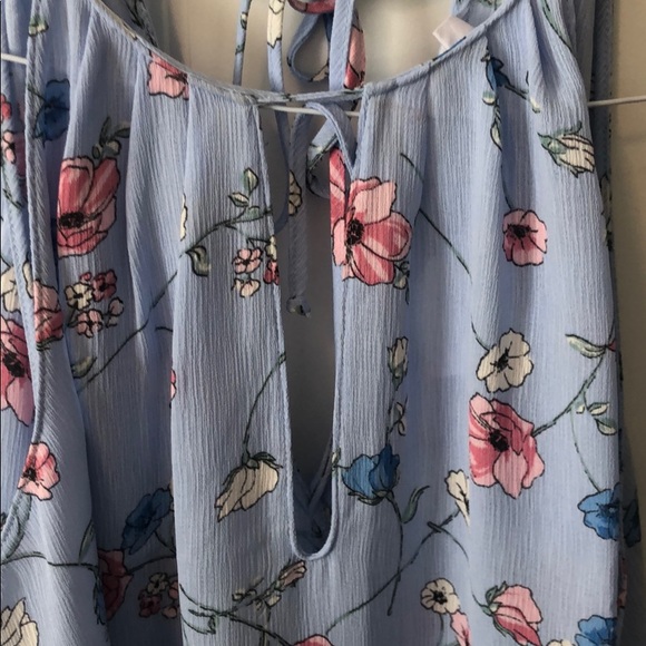 Beautiful floral tank with keyhole tie. - Picture 2 of 3